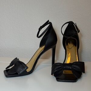 GUESS Black Heels with Bow Accent